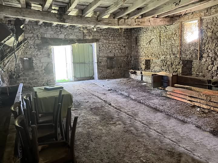Stone barn to renovate near Farges